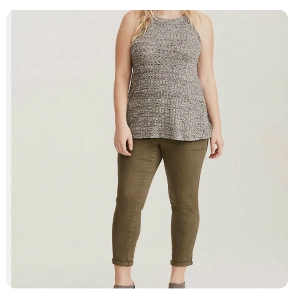 TORRID SIZE 2 2X 18-20 GRAY RIBBED TANK WITH KEYHOLE BACK WORN ONCE
